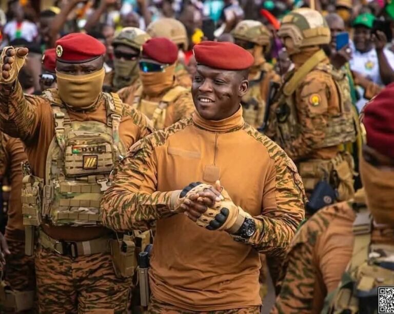 Capitaine Ibrahim TRAORÉ : L’homme qui redonne l’espoir et la dignité au peuple burkinabè