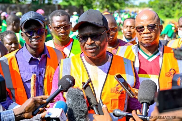 Pingdwendé Gilbert OUÉDRAOGO : Une image de la semaine qui révèle l’engagement citoyen et les qualités de l’homme