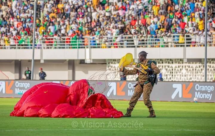 Réouverture du Stade du 4-Août : une femme parachutiste capte l’attention du public