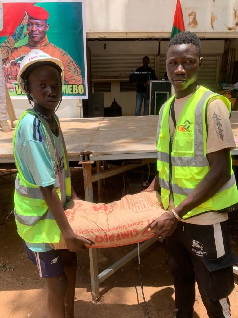 Faso Mêbo : Un adolescent de 14 ans offre 6 000 FCFA pour l’édification de la nation