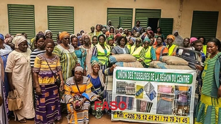 Faso Mêbo : Les Tisseuses du Kadiogo offrent 3 tonnes de ciment à l’initiative présidentielle
