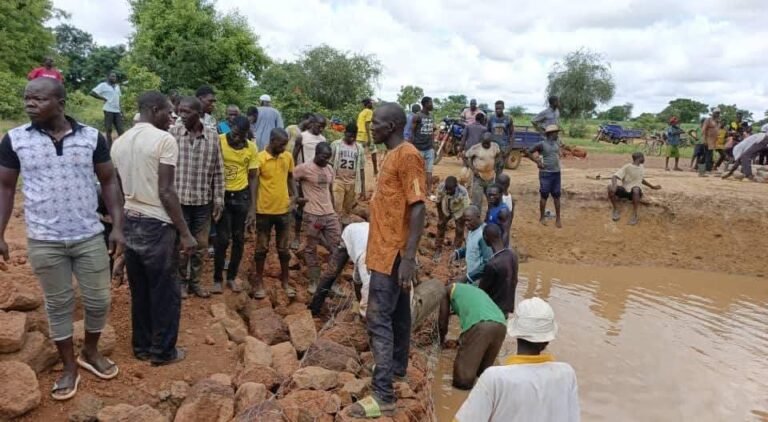 YAKO/ Développement endogène : à Koukané, la population s’organise pour réhabiliter sa route dans l’esprit de souveraineté nationale