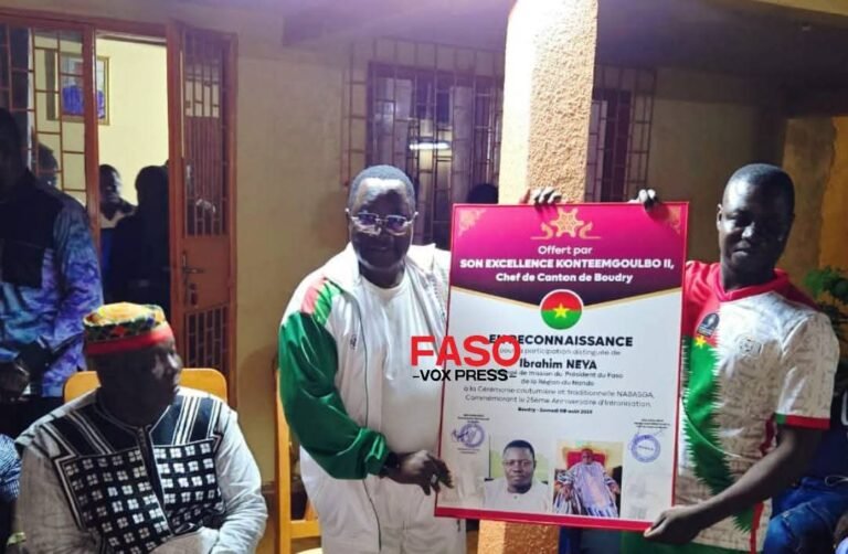 Hommage patriotique : Pema NEYA, Chargé de Mission de la Présidence du Faso pour la région du Nando, distingué par le Chef de Canton de Boudri pour son engagement exemplaire