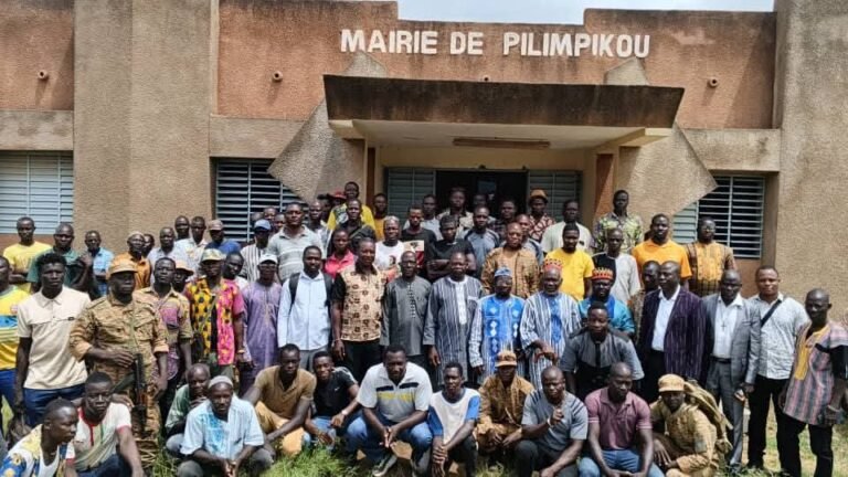 Yako/ Solidarité à Pilimpikou : La population offre 500 000 F CFA, 9 sacs de sorgho et 26 tôles aux VDP
