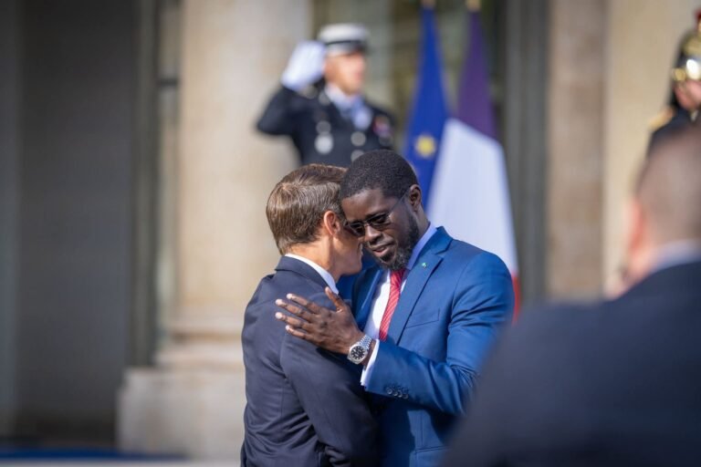 Bassirou Diomaye Faye dans les couloirs de l’Élysée : le Sénégal enchaîné à l’ombre de Paris