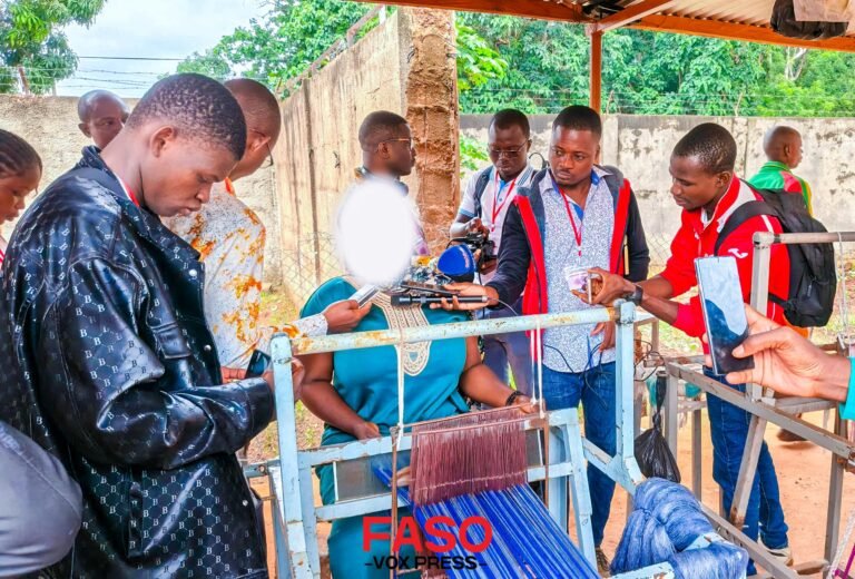 Visite terrain : Le BN-GPB et plus de 50 journalistes et communicateurs chez les pensionnaires de la MACB dans le cadre de l’Initiative Présidentielle pour le Développement Communautaire