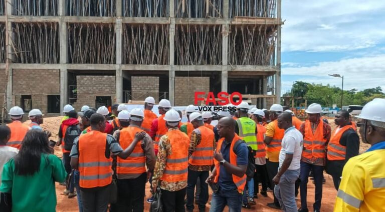 Visite de chantier de l’amphithéâtre de l’Université de Nasso : un taux d’exécution de 60 % déjà atteint