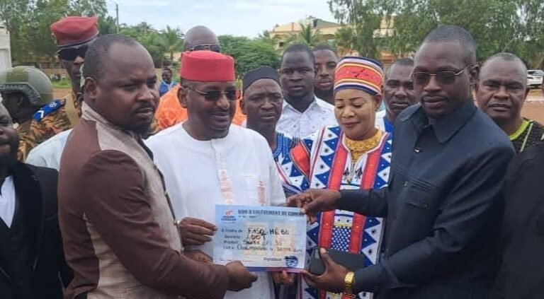 Faso Mêbo : Les orpailleurs du Ganzourgou offrent 400 tonnes de ciment  et du matériel en soutien au Président du Faso