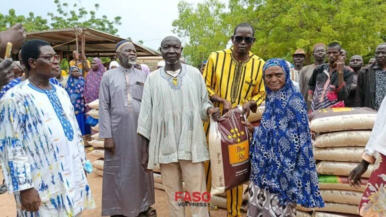 Tanghin Dassouri : Les Koglweogo offrent une tonne de riz aux personnes déplacées internes