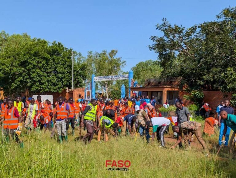 Engagement citoyen et assainissement à NANDO : la population agit pour un cadre de vie digne, sain et patriote
