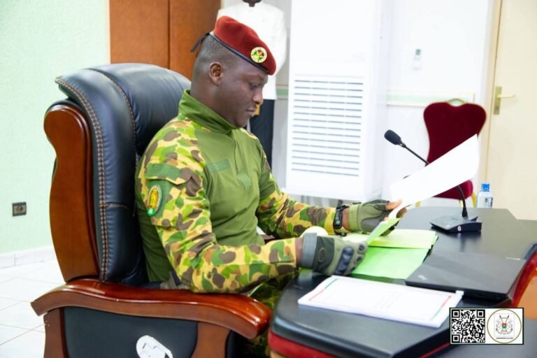 Capitaine Ibrahim TRAORÉ : Jamais en costume-cravate mais bâtisseur d&rsquo;une souveraineté nationale