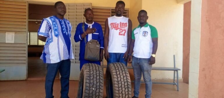 Région de Yaadga – Commune Samba : Des fils de la commune offrent quatre pneus neufs à l’ambulance du Centre médical, un geste patriotique en phase avec la vision du Chef de l’État