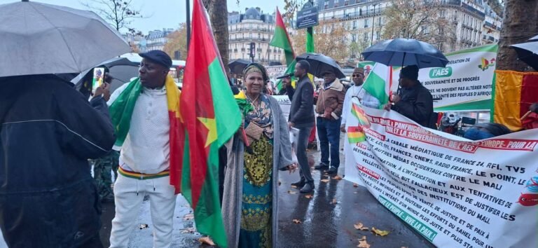 Acharnement médiatique contre le Mali : la diaspora de l’AES manifeste à Paris pour défendre la souveraineté du Sahel