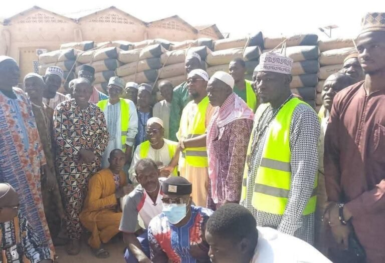 Région du Guiriko / Faso Mêbo : 16 tonnes de ciment et divers vivres remis par la communauté musulmane à l’initiative présidentielle