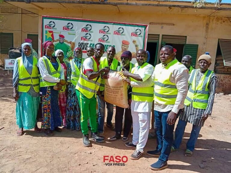 Faso Mêbo : Le PDG du groupe ATCG, Moustapha NIKIEMA et des riziculteurs apportent 5 sacs de riz locale pour la contribution à la souveraineté nationale
