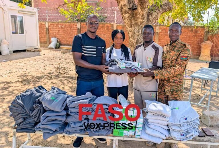 [#Burkina_Faso] Région de NANDO : A travers un don symbolique, le Chargé de Mission, Florent Pema NEYA pose un geste fort de reconnaissance envers les VDP