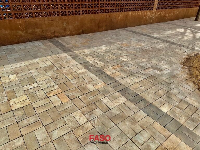 Burkina Faso/ Initiative présidentielle pour le développement communautaire : El Hadj RASMANÉ SANA du groupe TSR investit 203 millions de FCFA pour une voie bitumée et un centre de santé modernisé à Gounghin