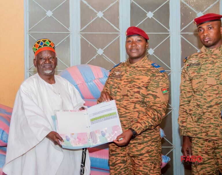 [#Burkina_Faso] Campagne Dɛmɛ Sira : le Mogho Naaba Baongo renforce la solidarité nationale par un don majeur