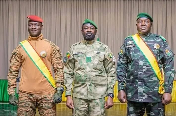 Tiken Jah Fakoly : Quand le rasta troque le reggae contre le fusil médiatique de l&rsquo;Occident