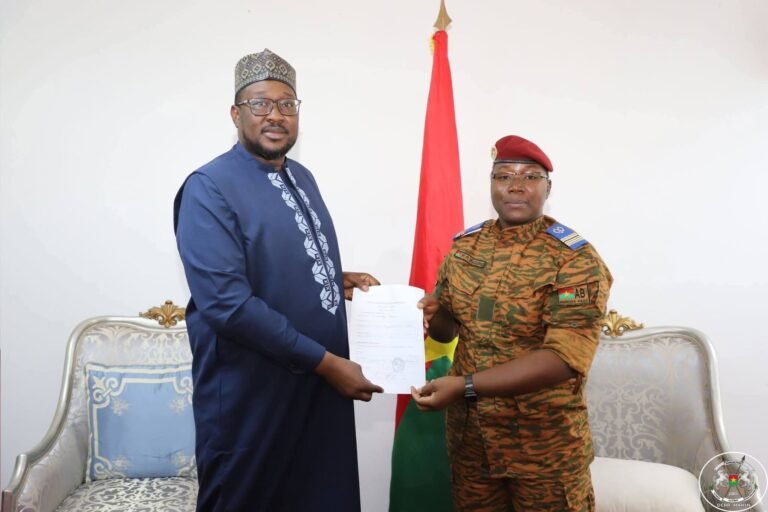 Solidarité agissante : Adama OUEDRAOGO, PDG de SOMAC BTP et de Faso Nafa, offre 5 millions de FCFA pour soutenir la campagne Dɛmɛ Sira