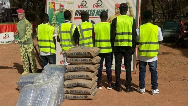 Développement national : les détenus de la MACA offrent 2 tonnes de ciment et 25 packs d’eau à FASO MÊBO