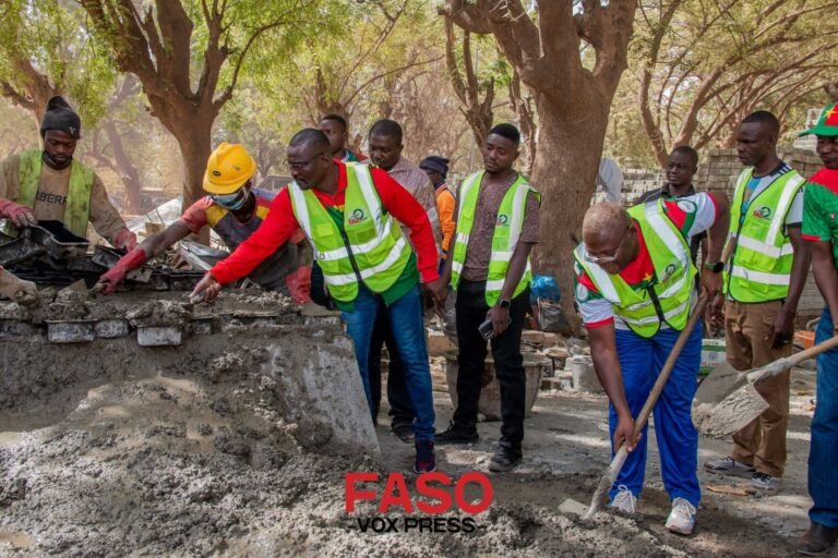 Agence Faso Mêbo : le personnel gouvernemental offre 10 tonnes de ciment et 80 tonnes de granites pour accélérer l’embellissement urbain