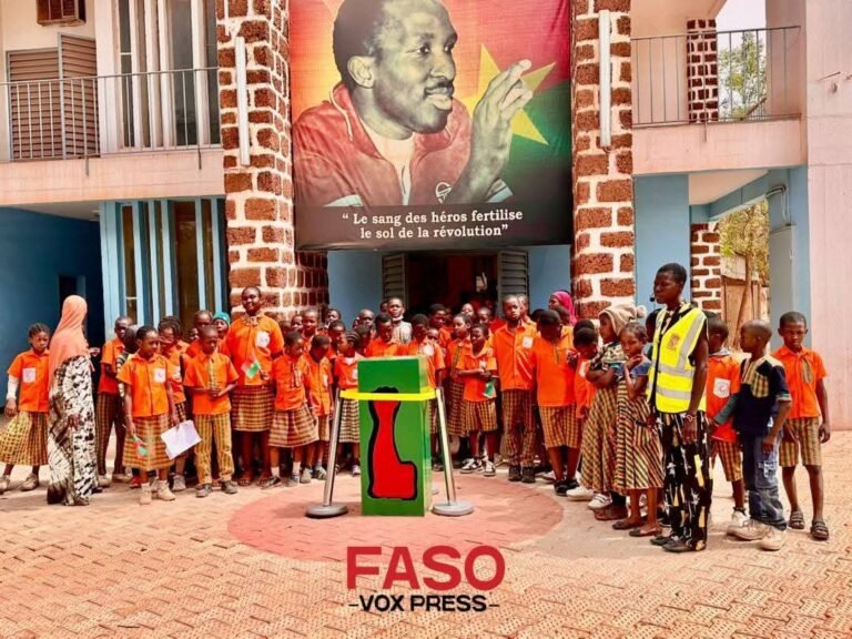 Patriotisme et valeurs endogènes : les élèves de Malaïka’s Garden à l’école de Thomas SANKARA, une sortie scolaire qui inspire