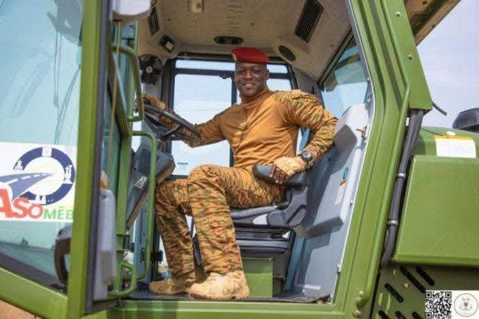 Du bitume et de la fierté : L’empreinte historique du Capitaine Ibrahim TRAORÉ sur les routes nationales