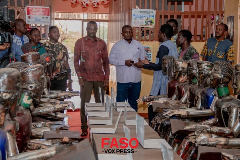 Exposition « Conseil des ministres »: Le Ministre Secrétaire Général du gouvernement séduit par le génie créateur de Sahab KOUANDA