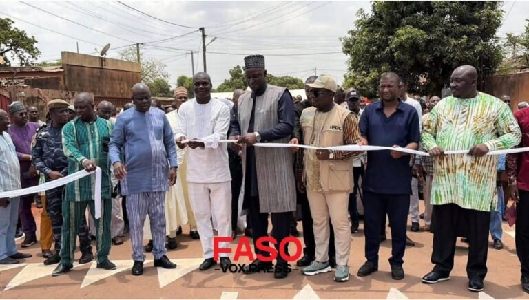 Bobo-Dioulasso : Bah Siaka COULIBALY offre 600 mètres de route bitumée au secteur 22 et renforce l’élan de développement local