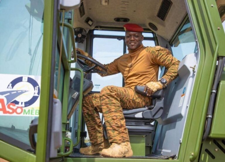 Faso Mêbo : avec plus de 2 640 engins remis, le Capitaine Ibrahim TRAORÉ surclasse les régimes démocratiquement élus et donne une leçon de gouvernance à l’Afrique