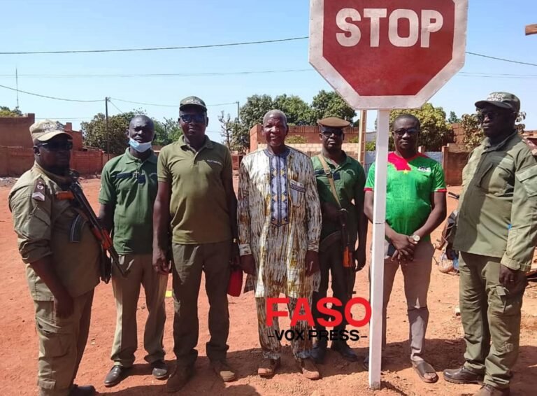 Sécurité routière à Yako : Enseignant retraité, Atanas KIENTEGA offre des panneaux de signalisation