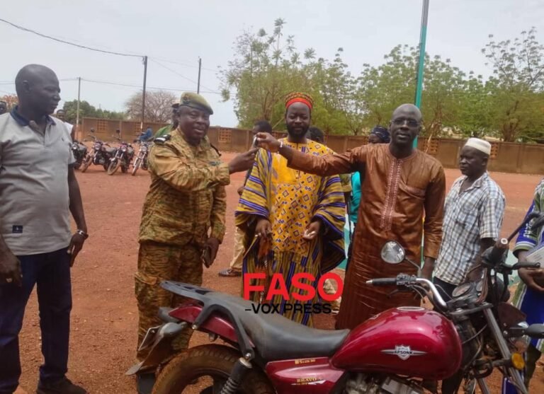 [#Burkina_Faso] Engagement patriotique / Sécurité au Passoré : motos, pièces détachées et soutien financier remis aux forces engagées