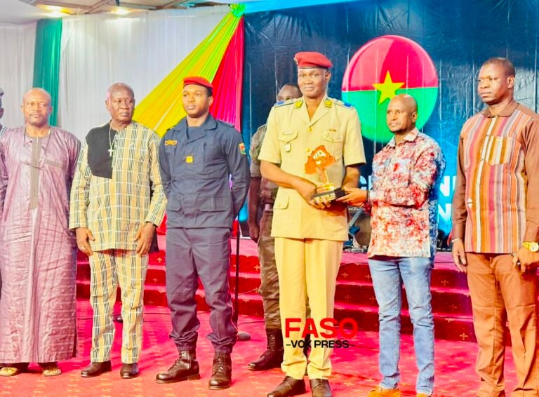 Burkina Faso/ Grande Nuit du Patriotisme : le ministre de la Guerre et de la Défense patriotique, le Général de Brigade Célestin SIMPORÉ, sacré « Super patriote »