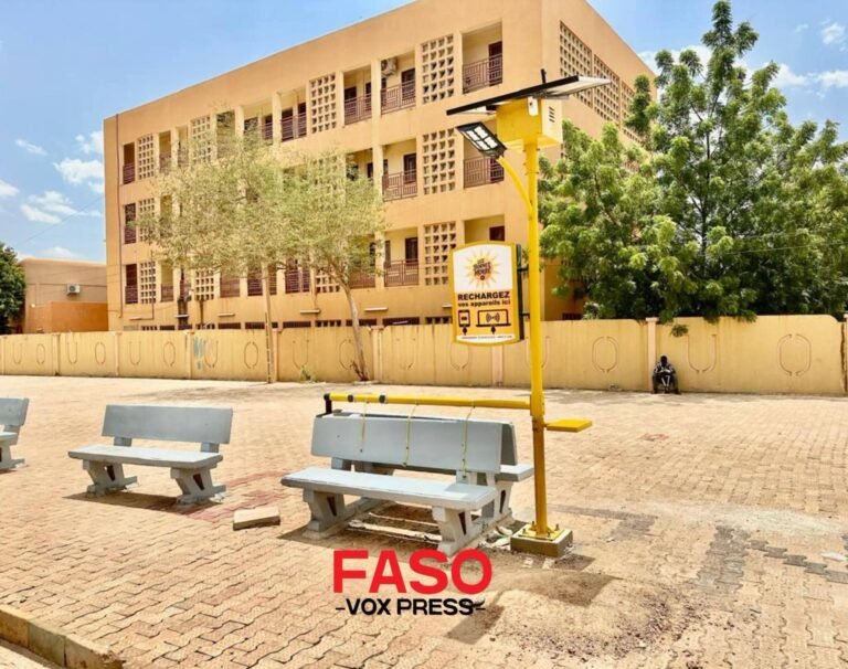 [#Burkina_Faso] UJKZ/ Des bancs intelligents au service des étudiants : une illustration de la transformation portée sous le leadership du Camarade Capitaine Ibrahim TRAORE