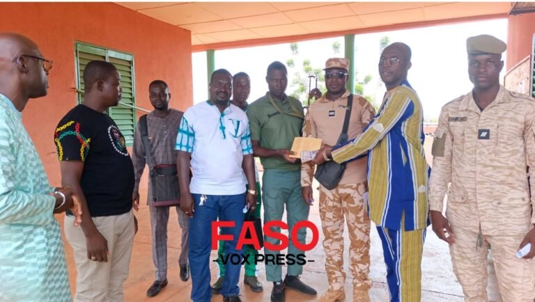 [#Burkina_Faso] Région de Yaadga/ Yako : l’Association Buud Nooma de Batié apporte un soutien financier de 200 000 FCFA aux VDP de Bagaré