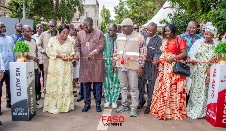 Burkina Faso/ Initiative communautaire : le PDG du groupe SISSIMAN, Roland Achille SOW, offre une voirie bitumée de 800 mètres à l’Arrondissement 12