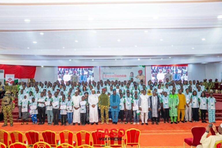 Burkina Faso/ Journée de l’Excellence Scolaire: les deux « Super enseignants » reçoivent chacun une villa, une moto et 5 millions de FCFA
