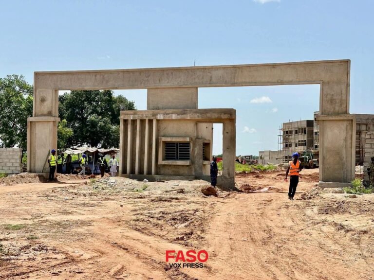 Burkina Faso / visite de chantier du Lycée professionnel et technique de Bagré : le groupe Yembi accélère les travaux, les ministres Moumouni ZOUNGRANA et Zakaria SORE confiant pour la rentrée 