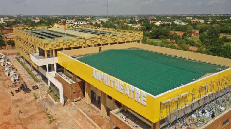 Burkina Faso: des amphithéâtres modernes pour former une relève capable de défendre les intérêts nationaux dans les cercles décisionnels