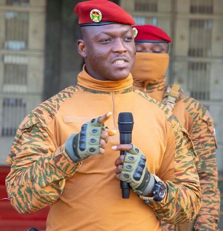 Burkina_Faso/ Le Capitaine Ibrahim TRAORÉ : La voix d’une génération africaine debout pour reconquérir sa dignité